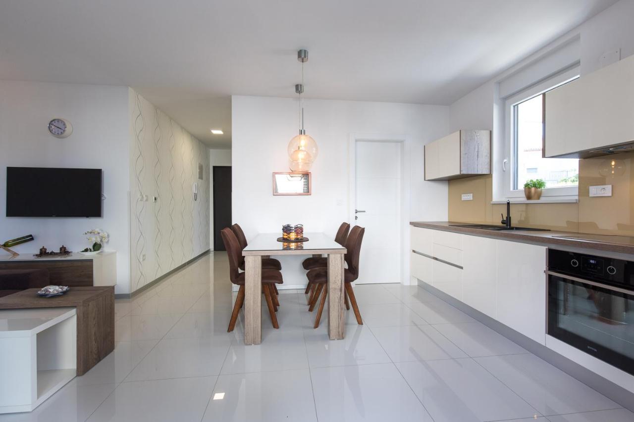 Orfeo Apartment คิร์ก ภายนอก รูปภาพ